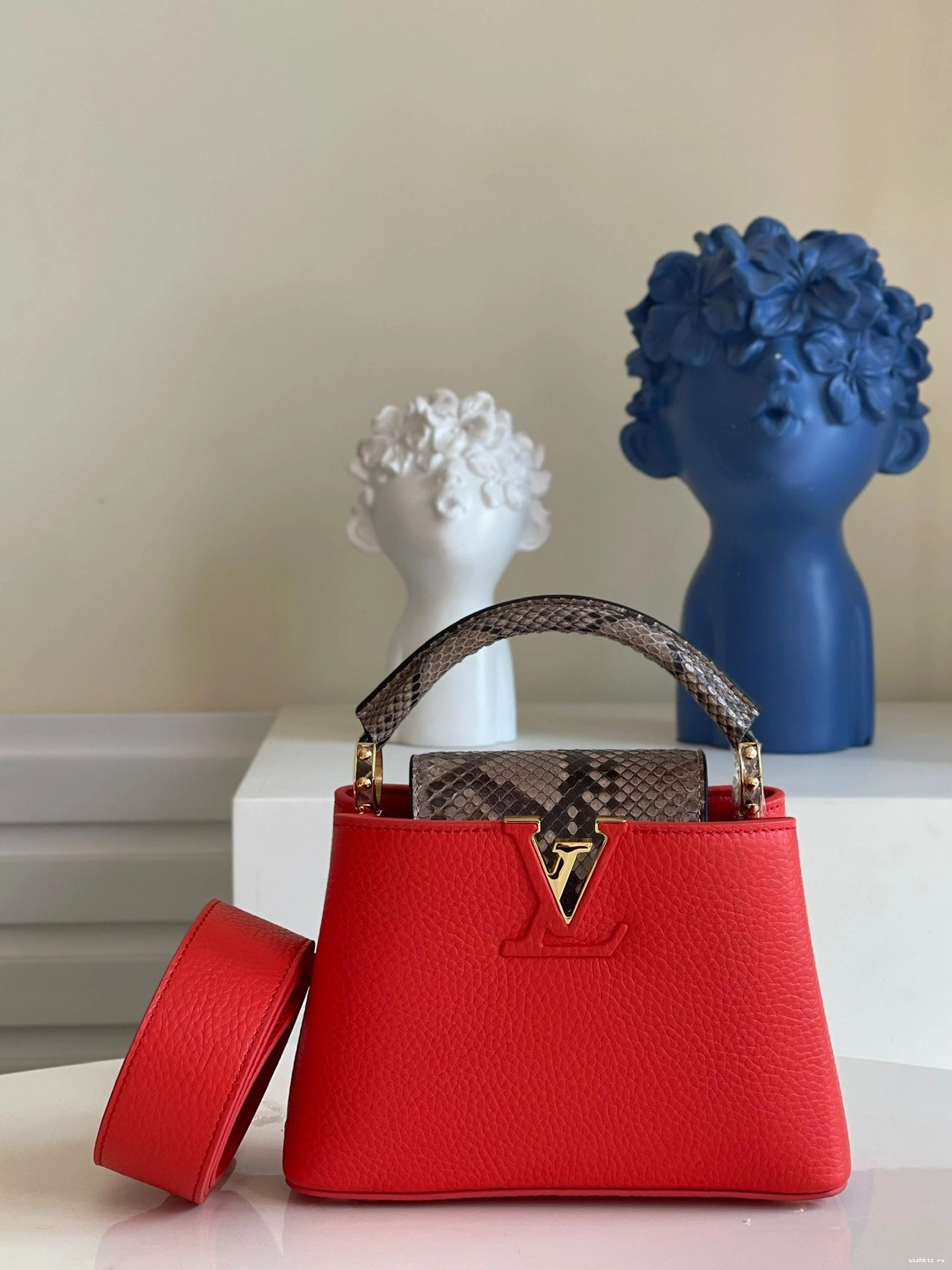 WIS VUITTON LOUIS MINI CAPUCINES 0822